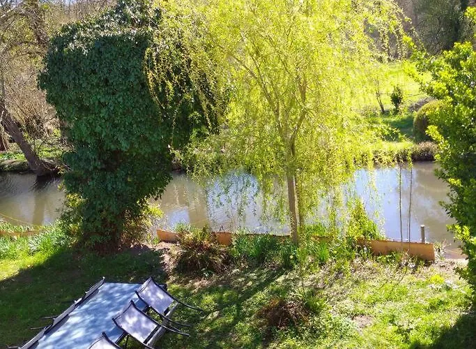 Дом отдыха Les Pieds Dans L'eau Bauge-en-Anjou